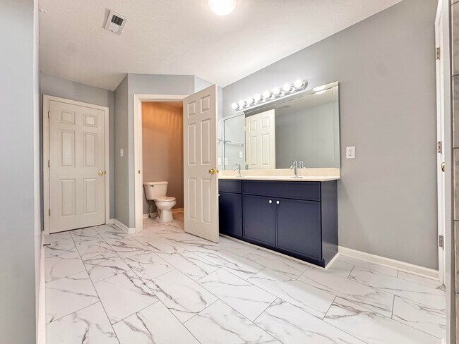 Building Photo - 580 Wellington Gardens Dr