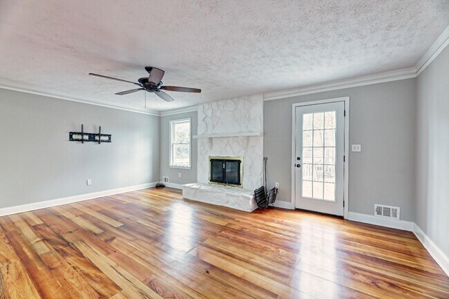 Building Photo - 4843 McPherson Dr NE