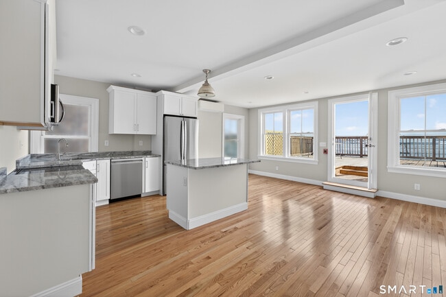 Building Photo - 136 Bank St