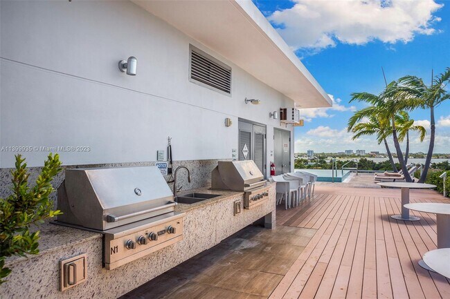 Building Photo - 9940 W Bay Harbor Dr