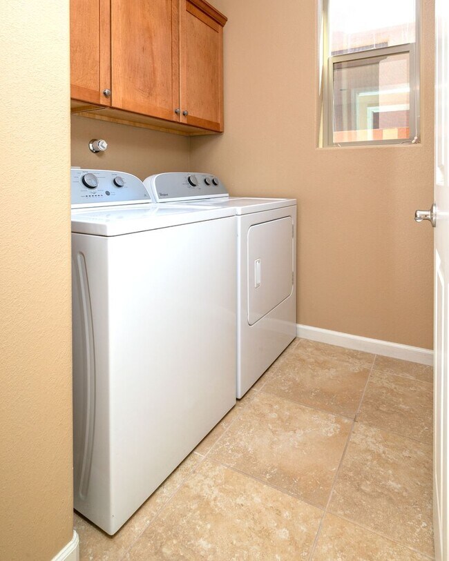 Building Photo - UNFURNISHED Gorgeous 2 Bedroom Home in Ran...