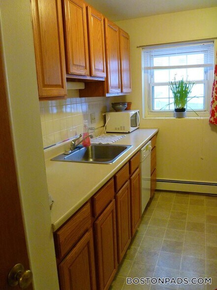 Primary Photo - 8 Brattle Dr