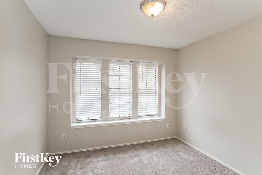 Building Photo - 8603 Kinghaven St