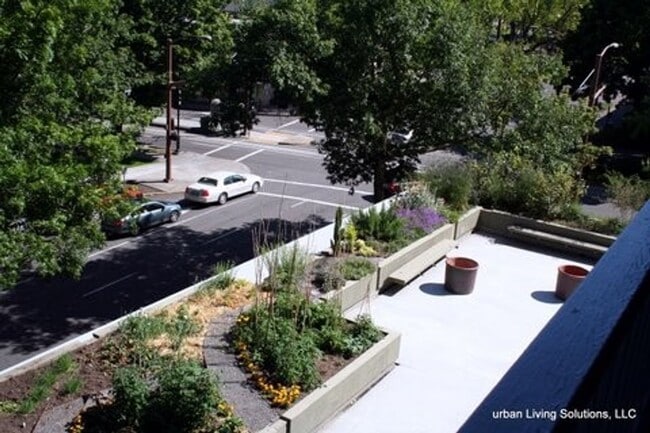 Building Photo - Harrison East Condos - 1 bed/1 bath w/balcony/storage/free laundry/pool (DOWNTOWN/PSU/OHSU)