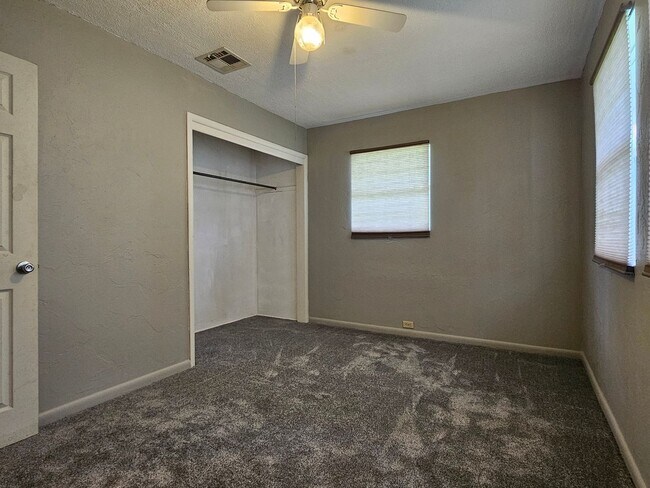 Building Photo - Welcome to this charming 3 bedroom, 1.5 ba...