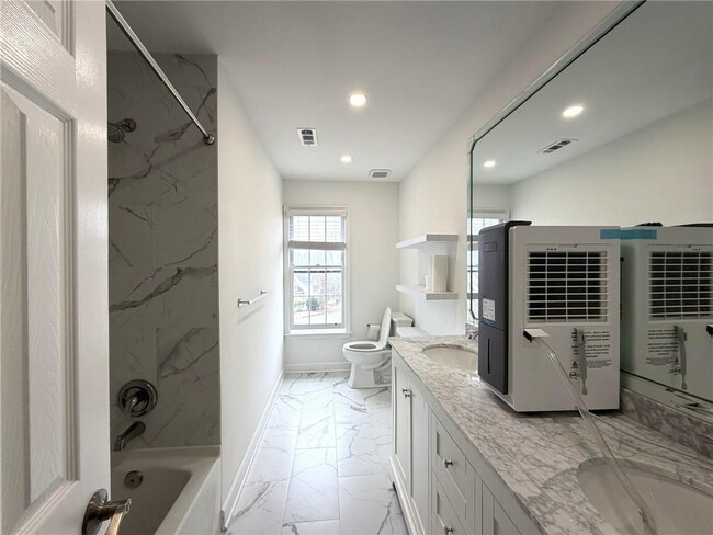 Building Photo - 4865 Chesterfield Ct