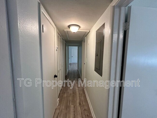 Building Photo - 6453 Burgundy Rd S