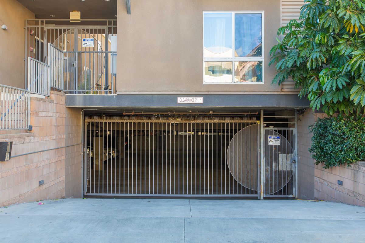 Building Photo - 10918 Morrison St