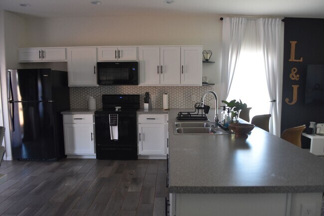 Building Photo - Newer 2021 Beautiful home in gated communi...