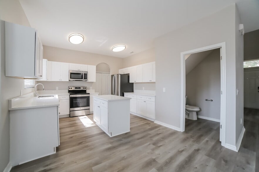 Building Photo - 9613 Laurel Ledge Dr