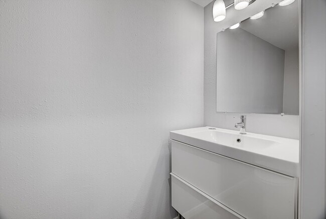 Building Photo - 424 15th St