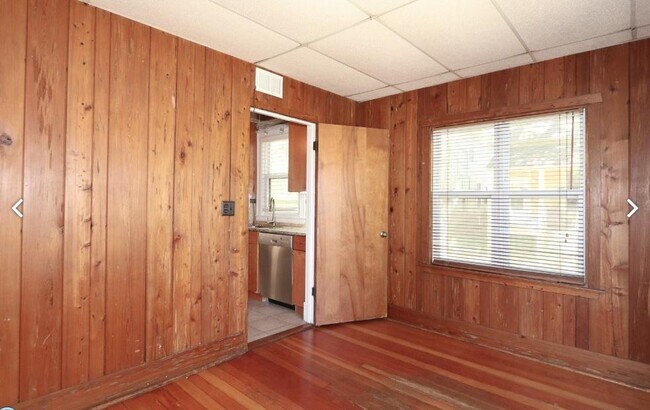 Building Photo - 916 Pleasant St