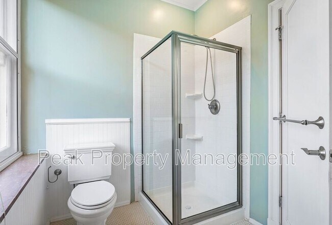 Building Photo - 212 E Clay St