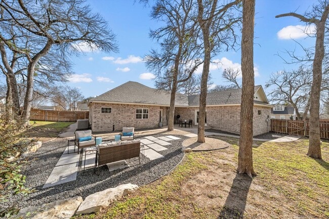 Building Photo - 117 Lost Oaks Dr