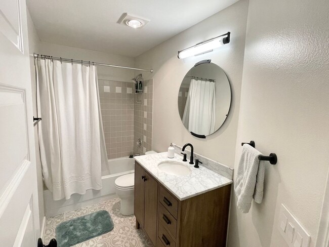 Building Photo - Remodeled 3-Bedroom Penthouse Condo with Views!