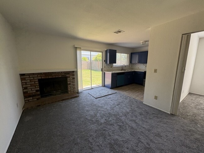 Building Photo - Beautiful 4-bedroom home close to schools ...