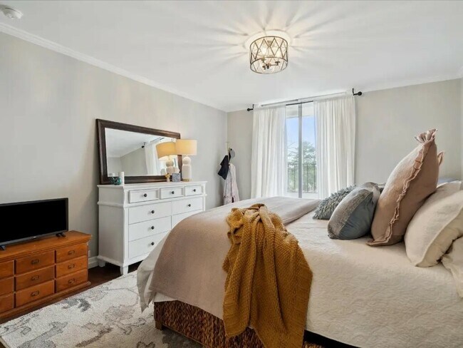 Building Photo - 2222 1st Ave NE