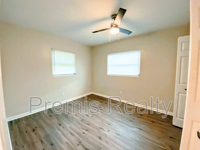 Building Photo - 1121 Mary Jane Ln
