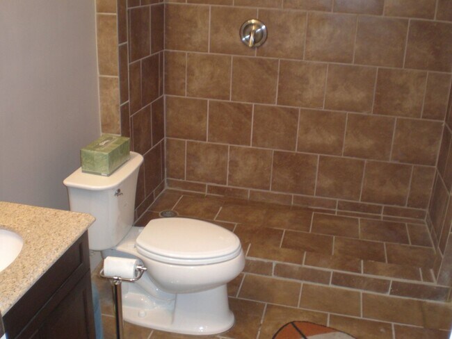 Building Photo - College Rental - South Side