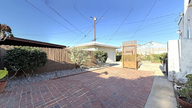 Building Photo - 1054 W Clifton Ave