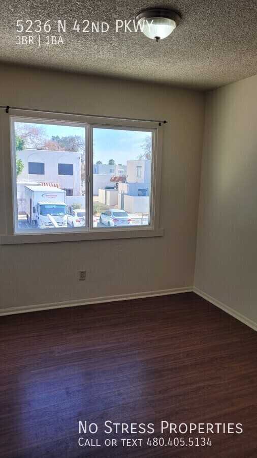 Building Photo - 3 Bed Town Home off 43rd Ave & Camelback Rd!