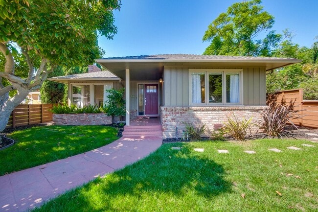 Primary Photo - Beautifully remodeled 2 bed, 2 bath home.