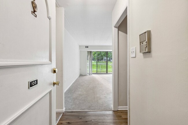 Building Photo - 1 Bedroom Condo Walking distance to Univer...