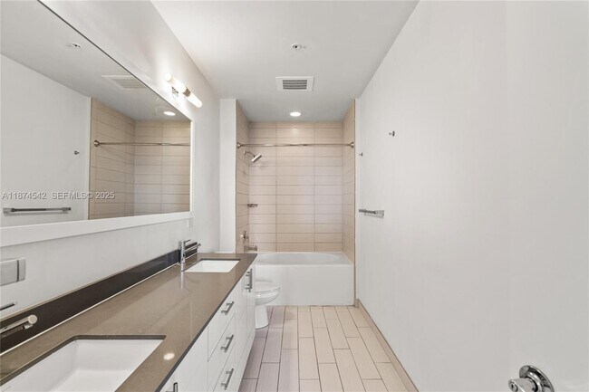 Building Photo - 999 SW 1st Ave