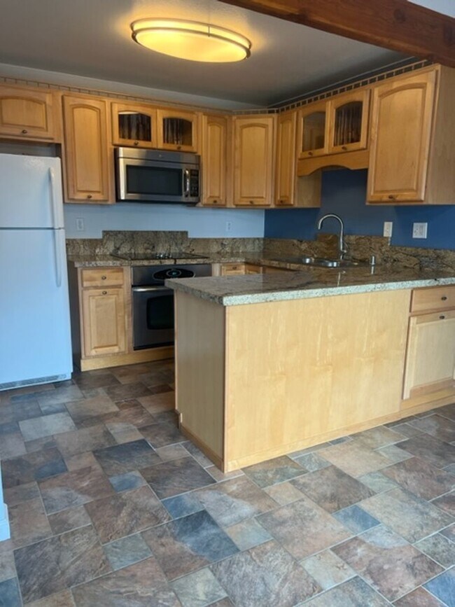 Building Photo - 3BD 2BA 2CAR Garage Townhouse located in L...