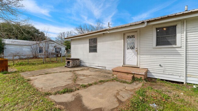 Building Photo - Cute home in New Boston