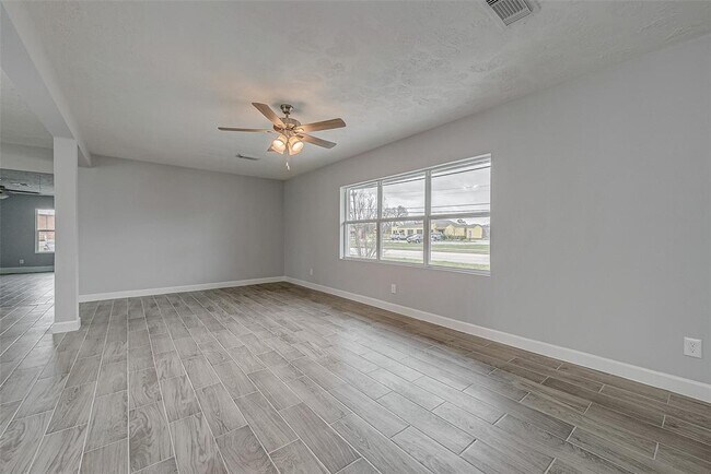 Building Photo - 300 Lane Dr