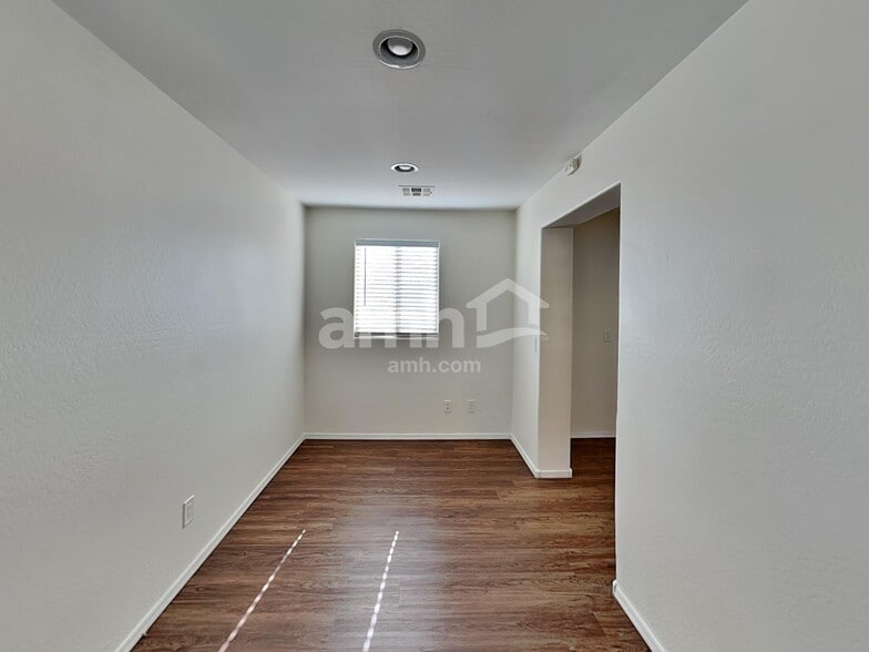 Building Photo - 3282 E Oakland St