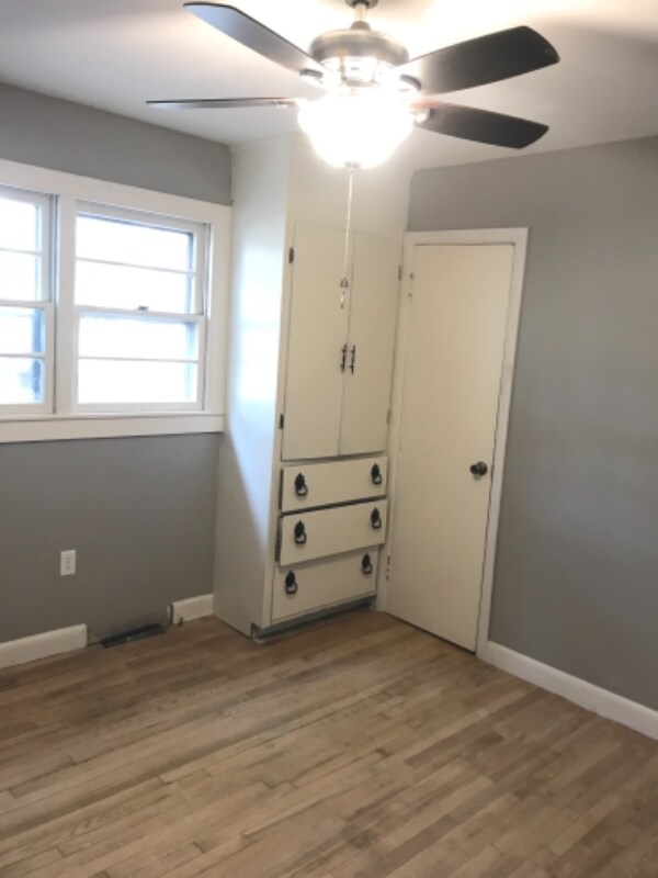 Building Photo - 300 N Hampton Rd