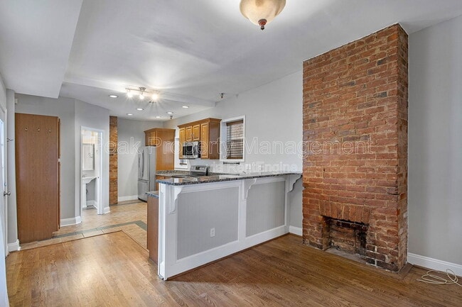 Building Photo - 2122 E Marshall St