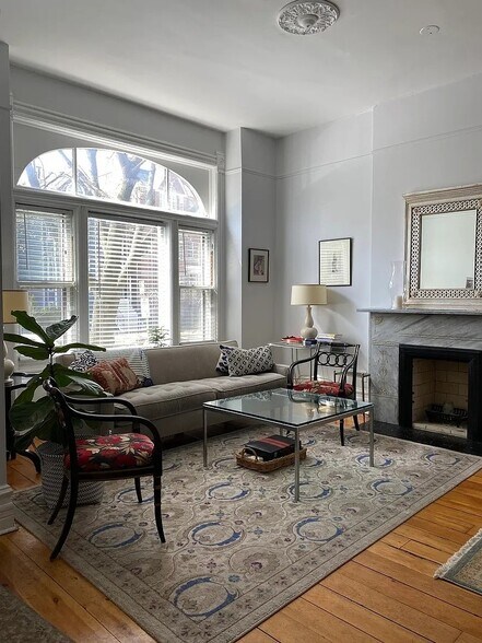 Building Photo - 820 W Wrightwood Ave