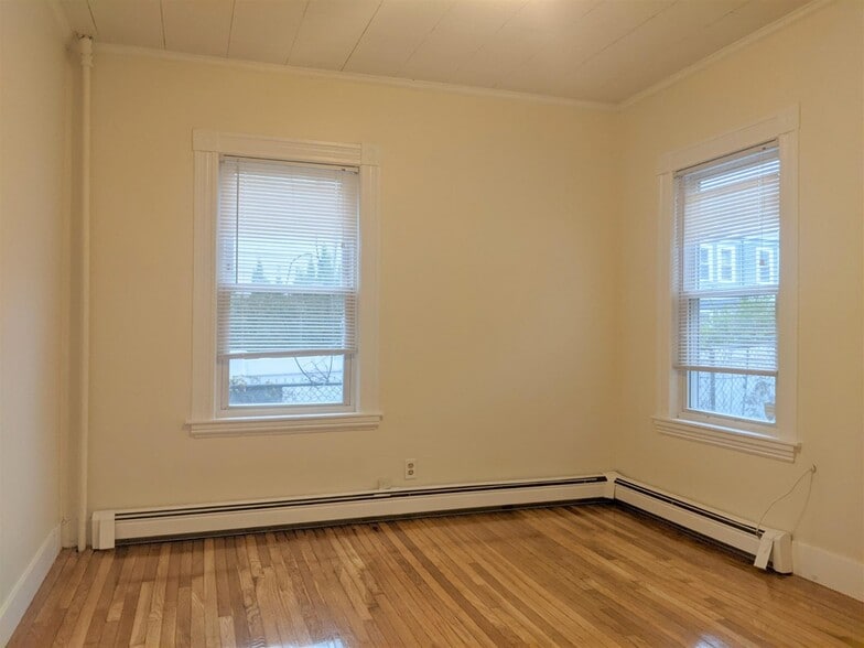 Building Photo - 83 Yorktown St