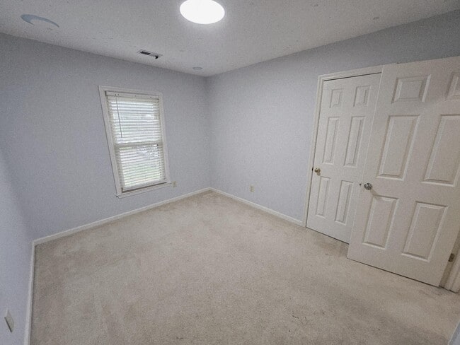 Building Photo - 208 E Bend Ct