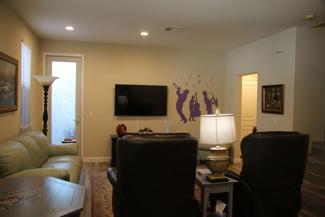 Building Photo - 3591 Sacramento Dr