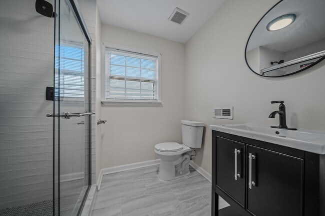 Building Photo - Spacious & Recently Renovated 4 Bedroom Home Available Now!!