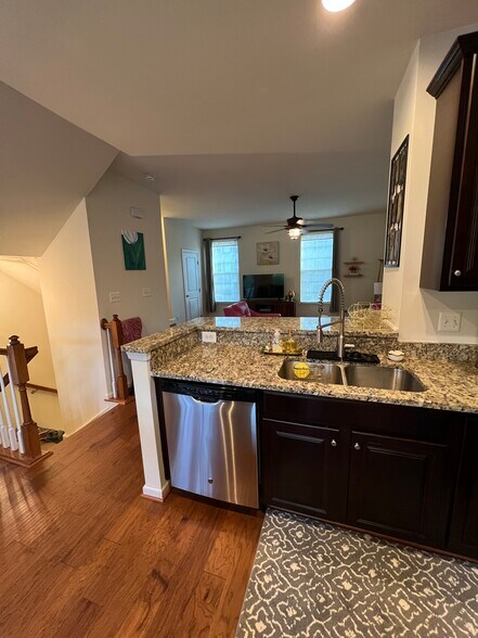 Kitchen sink and bar - 2172 Whispering Hollow Ln