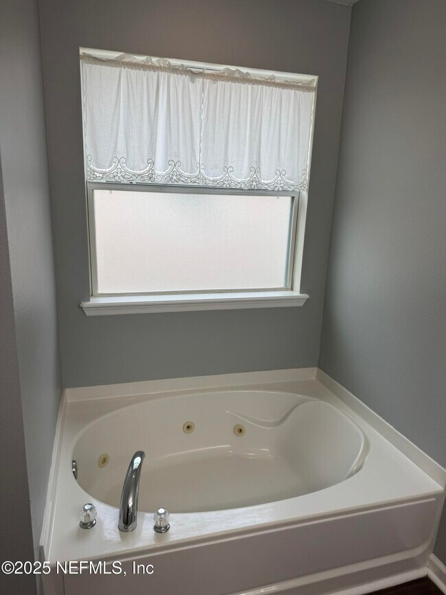 Building Photo - 348 Auburn Oaks Rd E