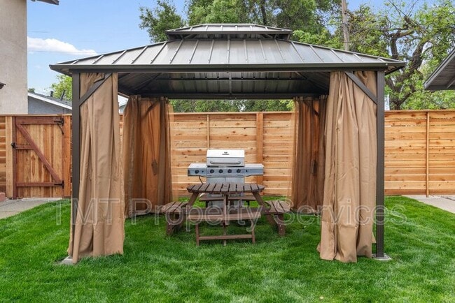 Building Photo - 1647 E 6th St