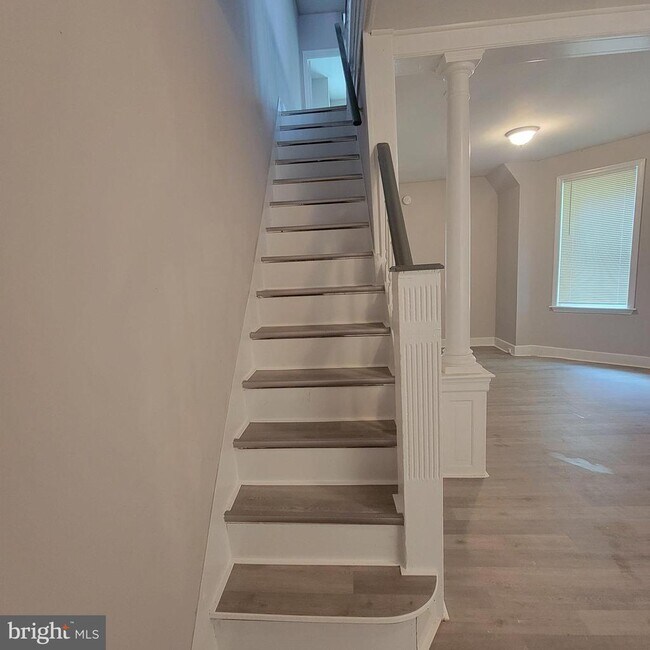 Building Photo - 5426 Regent St