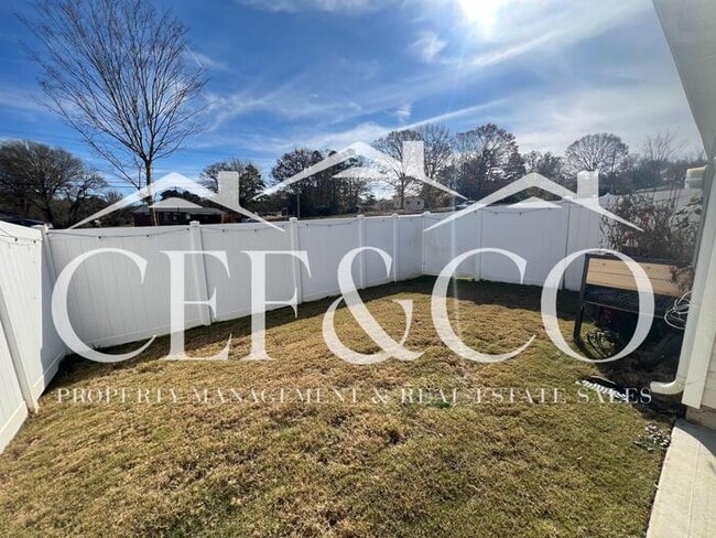 Building Photo - Spacious Townhome available in Spartanburg's East Side