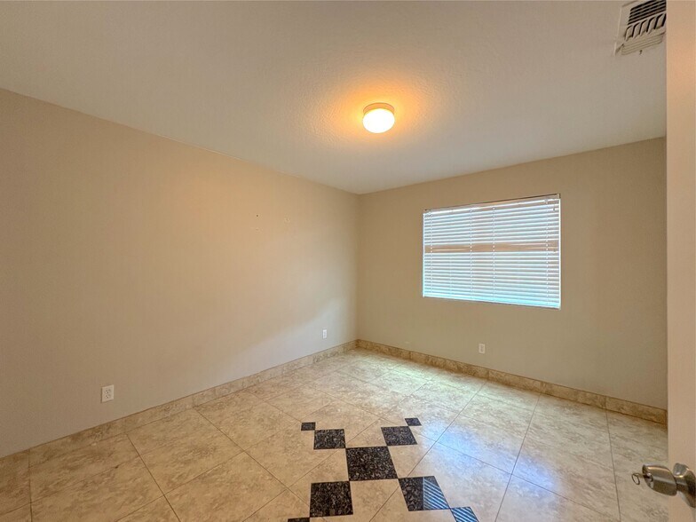 Building Photo - 2048 E Heartwood Ln