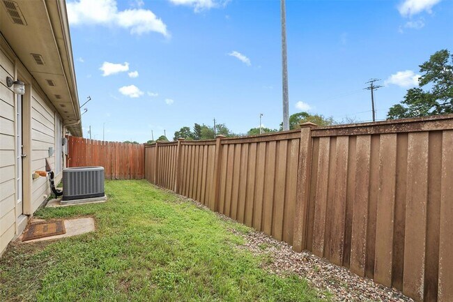 Building Photo - 1602 Village Townhome Dr