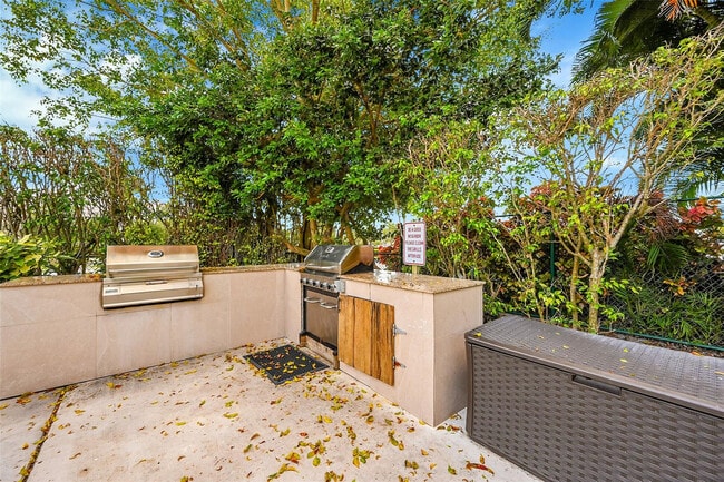 Building Photo - 4020 W Palm Aire Dr