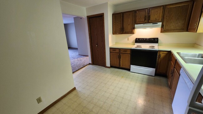 Building Photo - Large 2 Bed Apartment! Available Now! - 1/...