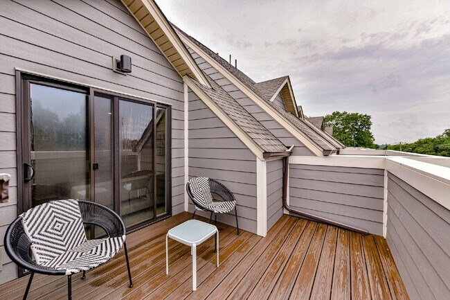 Building Photo - Stunning 3-bedroom, 4.5-bath townhome nest...