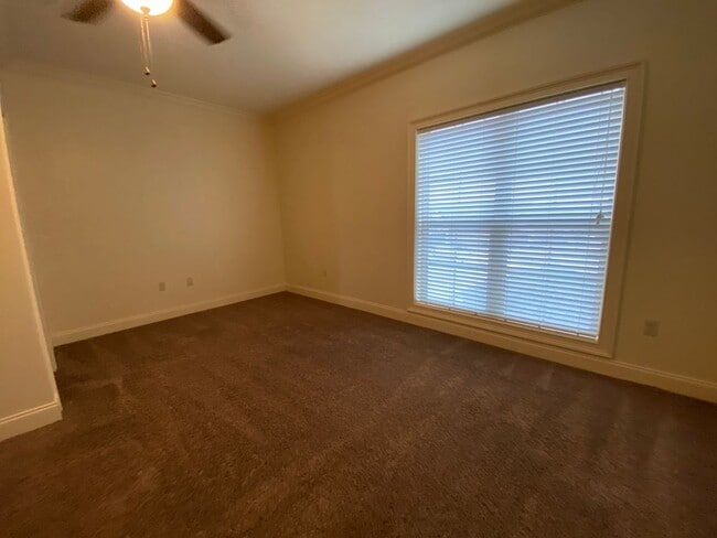 Building Photo - 1016 Villa Dr